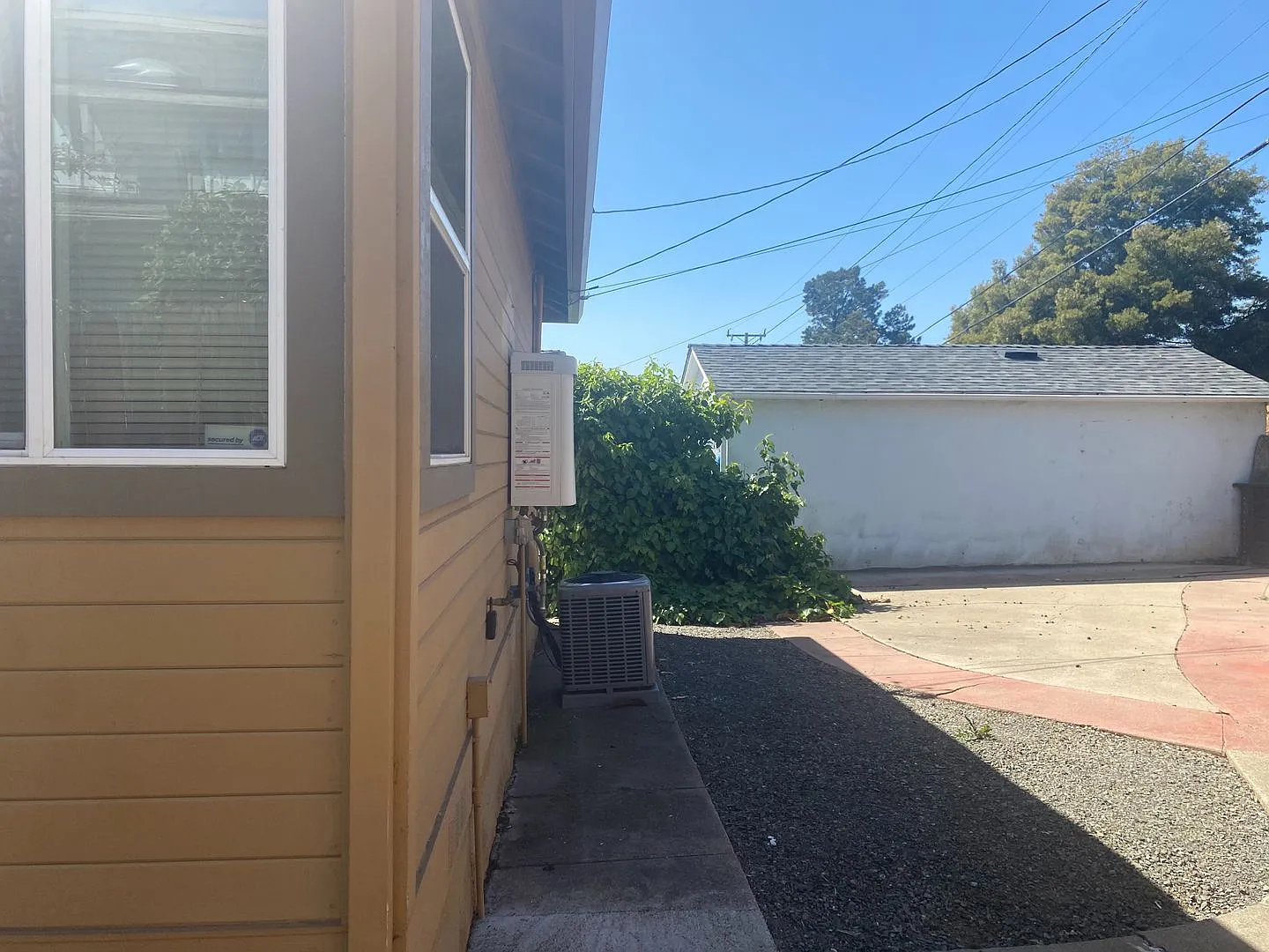 Charming 2 Bed, 1 Bath Single Family Home — Photo 4
