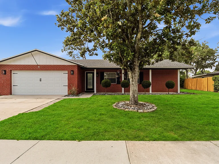 436 Eagle Creek Cir — Photo 1