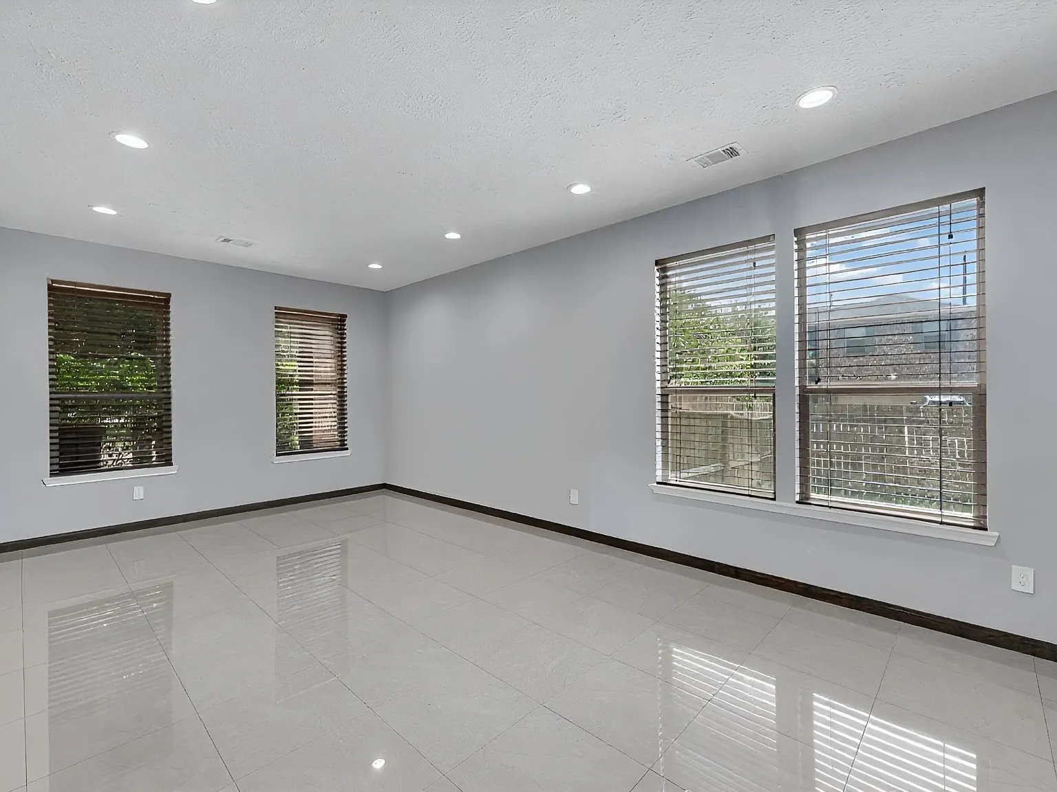 4 bed, 3.5 bath, 3842 sqft, $3,700 — Photo 4