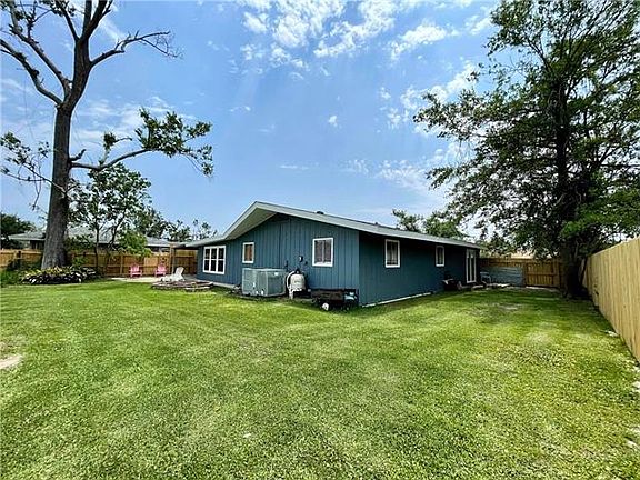 2nd image of 404 Hollywood Ln