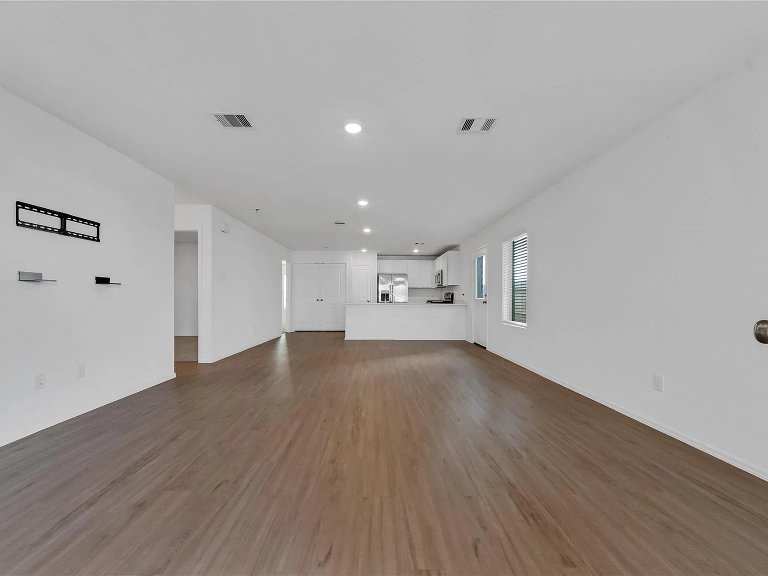 3 bed, 2.0 bath, 1320 sqft, $2,300 — Photo 2