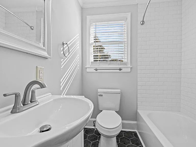 206 Raynor St — Photo 5