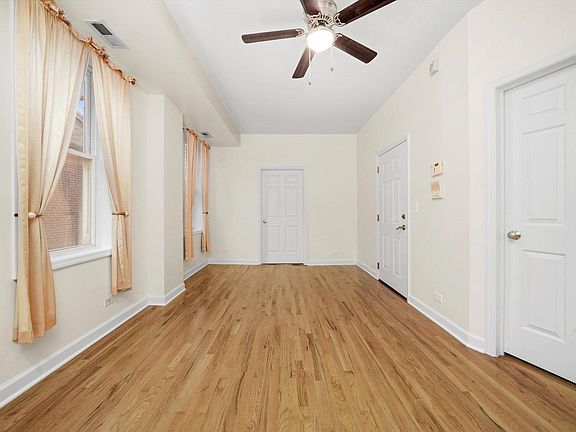 4th image of 2401 S Oakley Ave #202