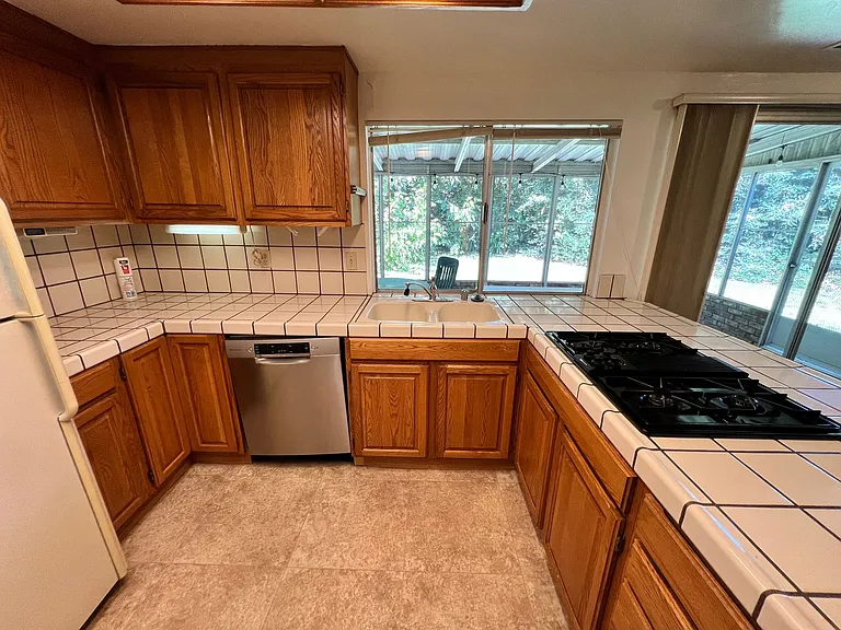 413 Del Oro Ave — Photo 7