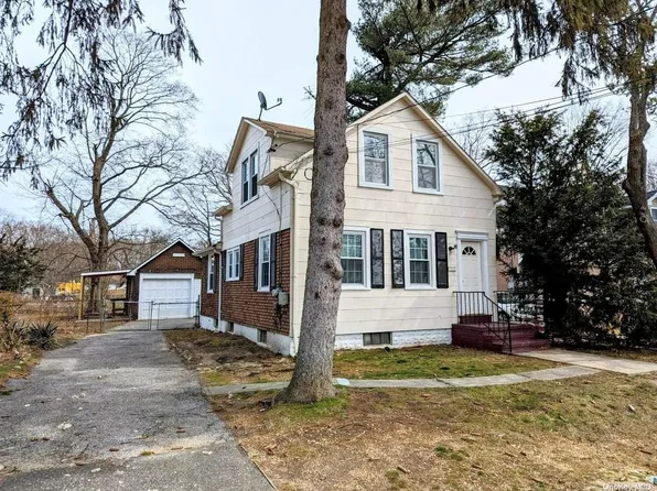 37 Winter Avenue, Wheatley Heights, NY 11798