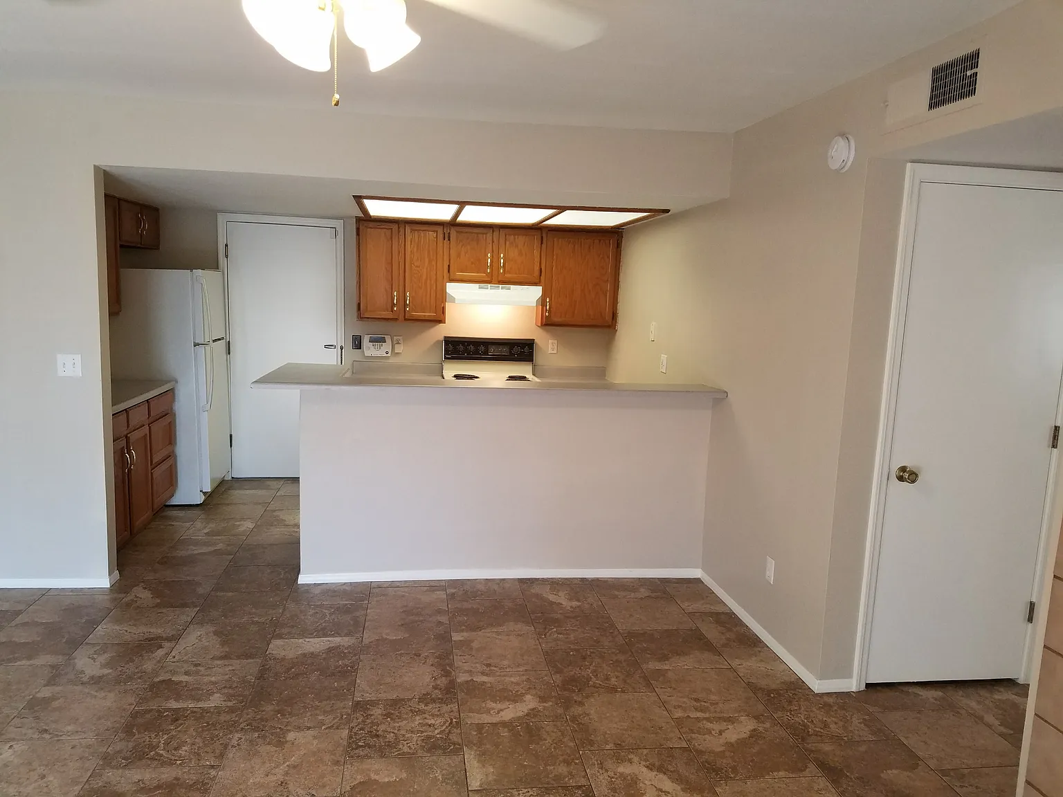 2 bed, 856 sqft, $1,600 — Photo 3