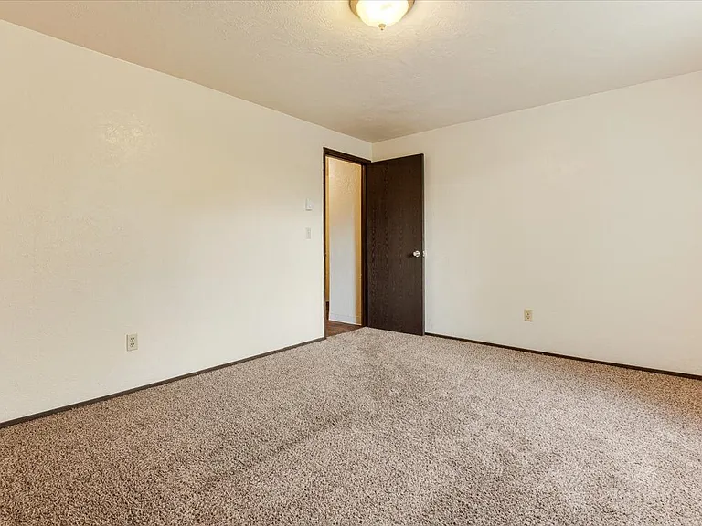 Laurel Park Apartments — Photo 12