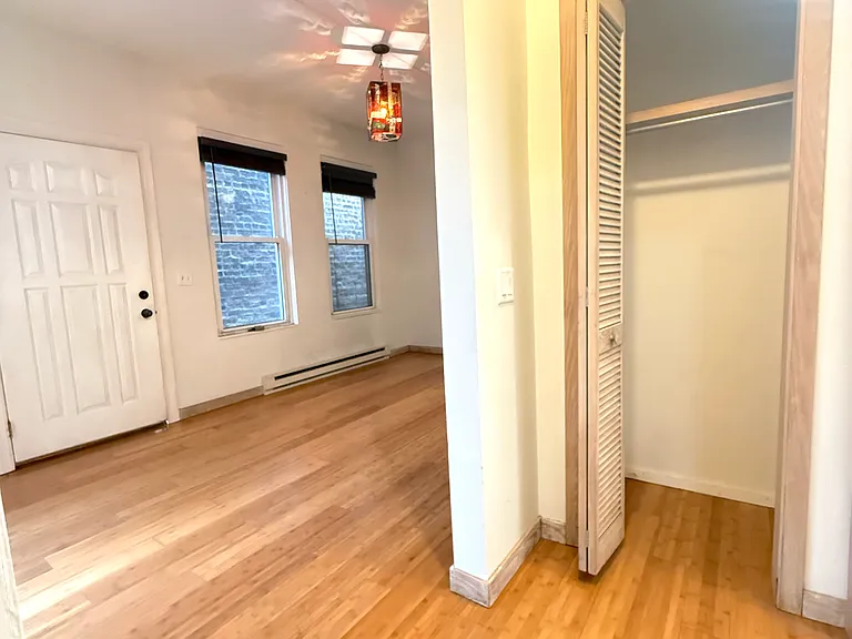 2016 W Charleston Ave #1R — Photo 5