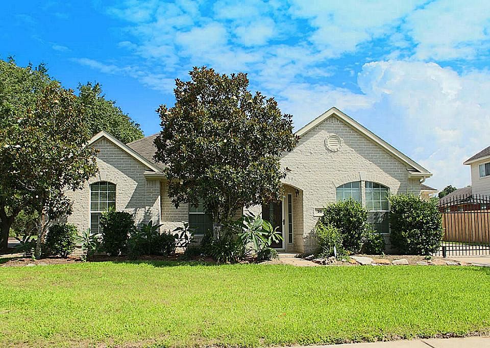 Welcome to Rustic Oaks! This spacious 3 Bedroom/2 bath Home is conveniently located to Bay Area Blvd