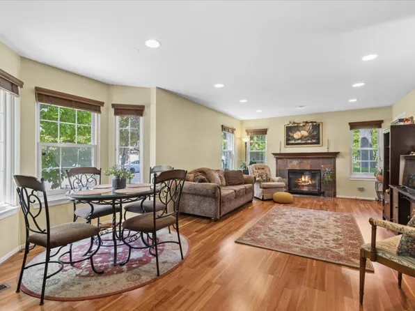 1230 S Wellington Ct, Buffalo Grove, IL
