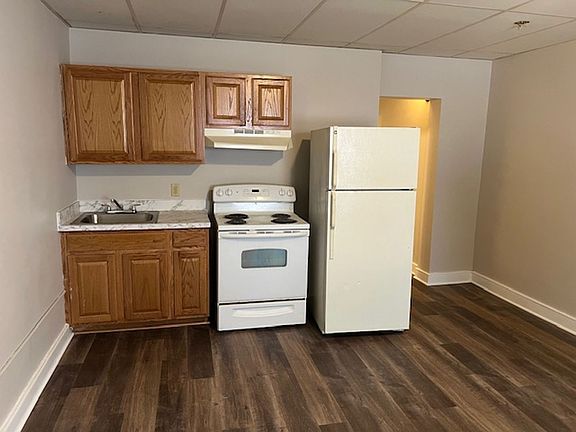 3rd image of 136 Walnut St Room 7