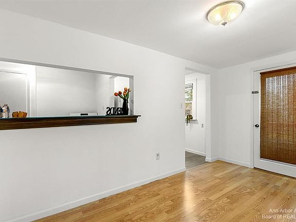 5th image of 2735 Maplewood Ave