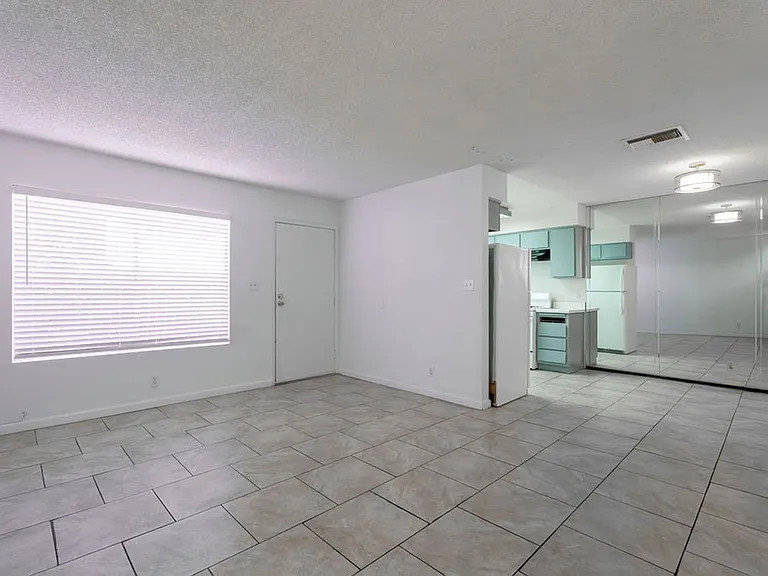 1722 E University Ave #7 — Photo 4