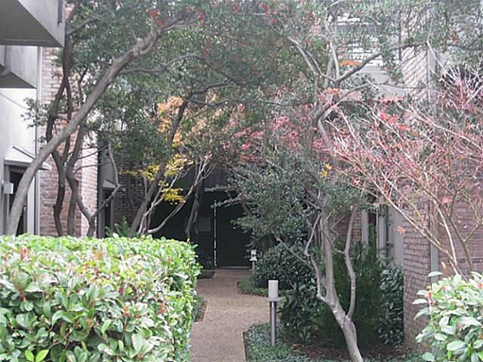 Courtyard to Entrance