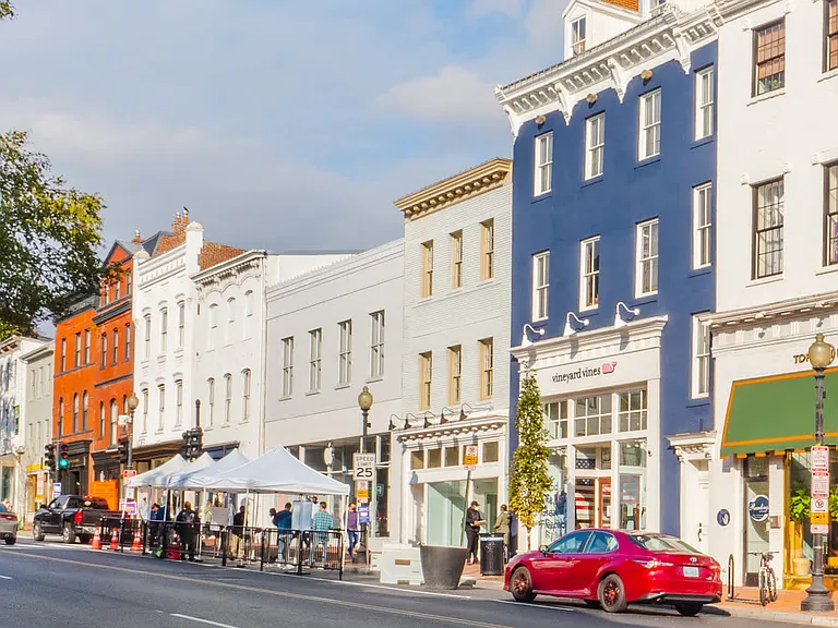 Close to Georgetown Shopping Hotspots