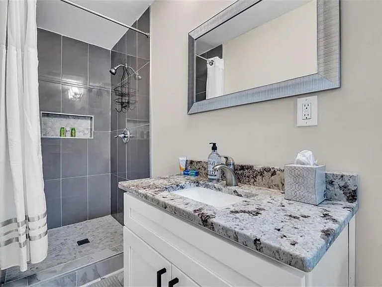 2271 Columbia Dr — Photo 7
