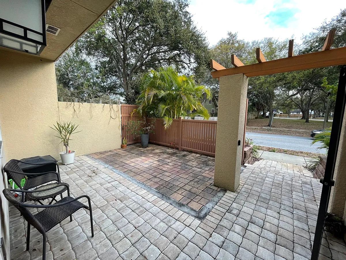 Photo 2 of 17 - 831 7th Ave N - Saint Petersburg, FL Building Photo - 831 7th Ave N