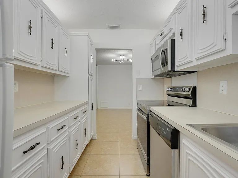 1142 Circle Ter W #C — Photo 15