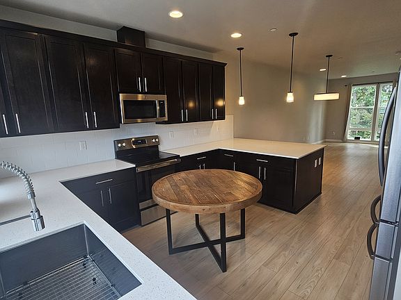 4th image of 13717 Admiralty Way #J3