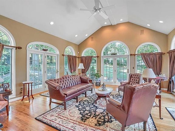 4th image of 38 Hickory Dr