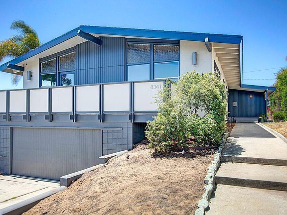 Attached garage w/direct entry