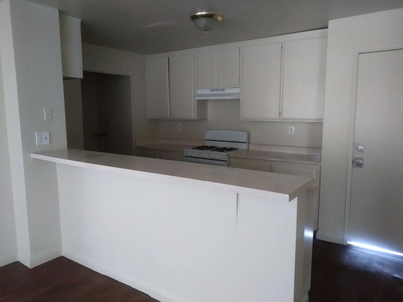 3 bed, 1000 sqft, $1,975 — Photo 3