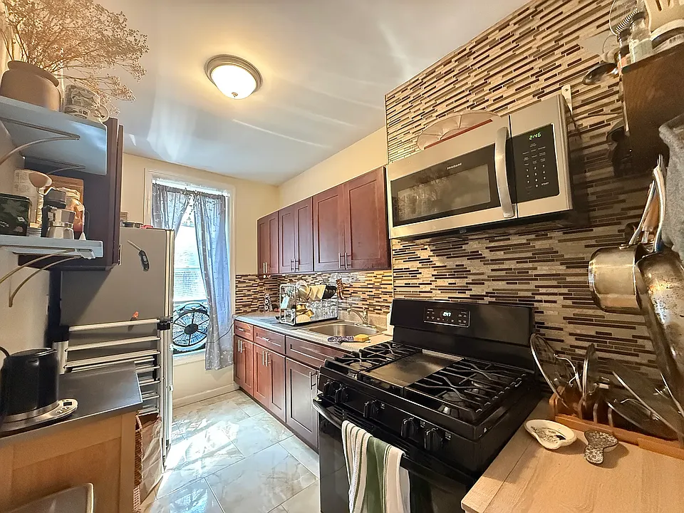 160 E 105th St #4