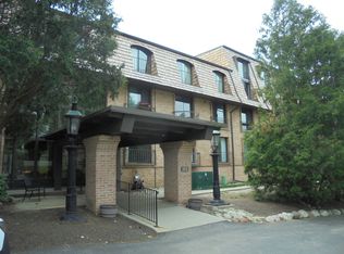 600 W Russell St APT 302, Barrington, IL 60010