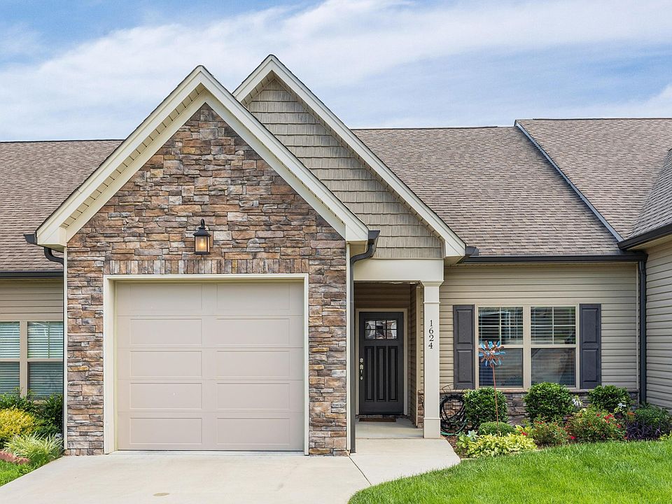 1st image of 1624 Stonebriar Dr NE