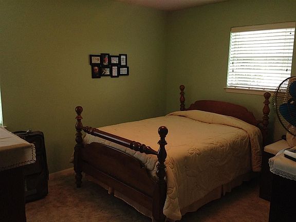 5th image of 512 E Bluebriar Dr