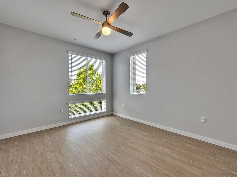 Downtown Ontario Luxury Apartments — Photo 3