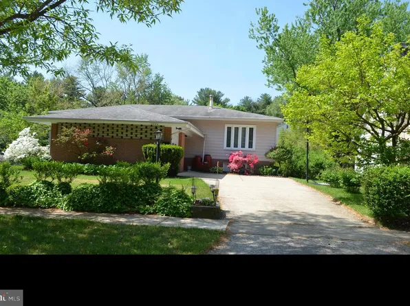 2884 Glenora Ln, Rockville, MD 20850