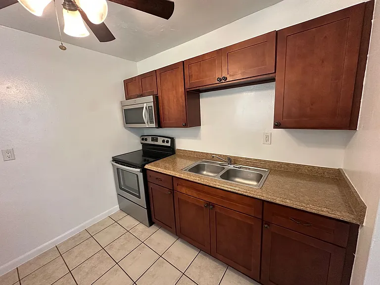 1010 SW 16th Ave — Photo 9