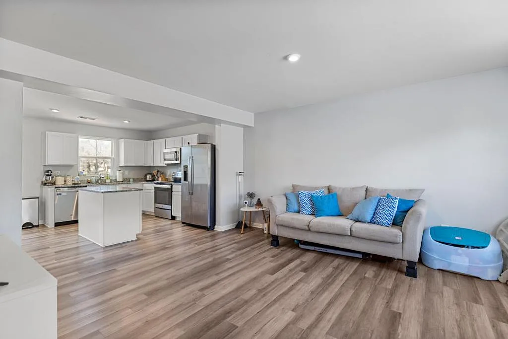 11 Tidsworth Dr — Photo 2