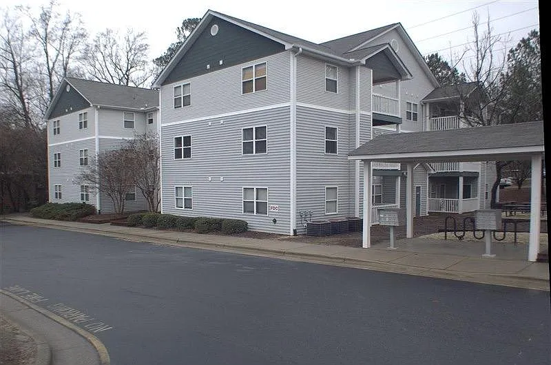 4 bed, 1261 sqft, $2,160 — Photo 2