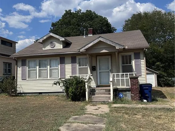 1306 W 2nd St, Coffeyville, KS 67337