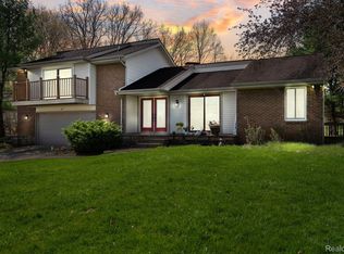 7585 Ledgewood Dr, Fenton, MI 48430