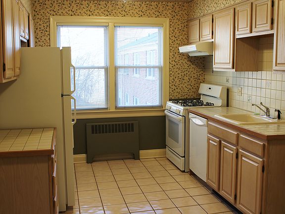 2nd image of 51 1/2 Carpenter Ave APT B