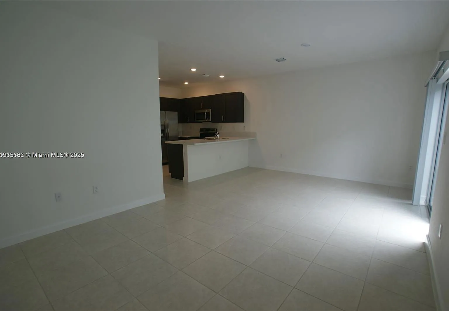 3 bed, 2.5 bath, 1697 sqft, $2,600 — Photo 4