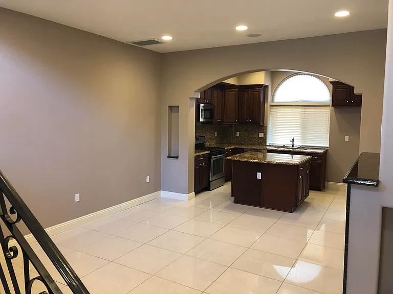 2027 W Bella Ln — Photo 10