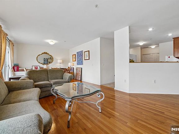 3rd image of 249 The Promenade