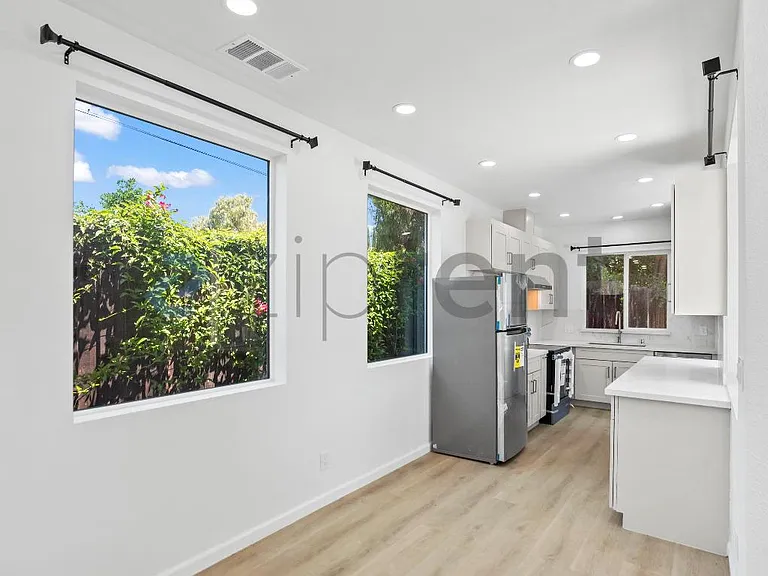 640 Plomosa Ct #B — Photo 11
