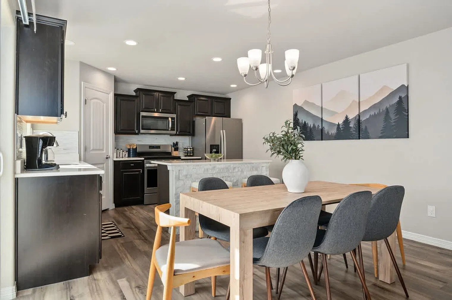 4 bed, 2.0 bath, 3498 sqft, $3,607 — Photo 4