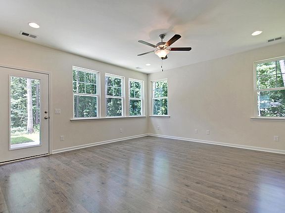 Barnwell Spacious Living Room