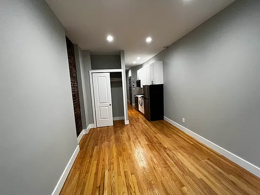 Rented by Salon Realty Corp | media 9