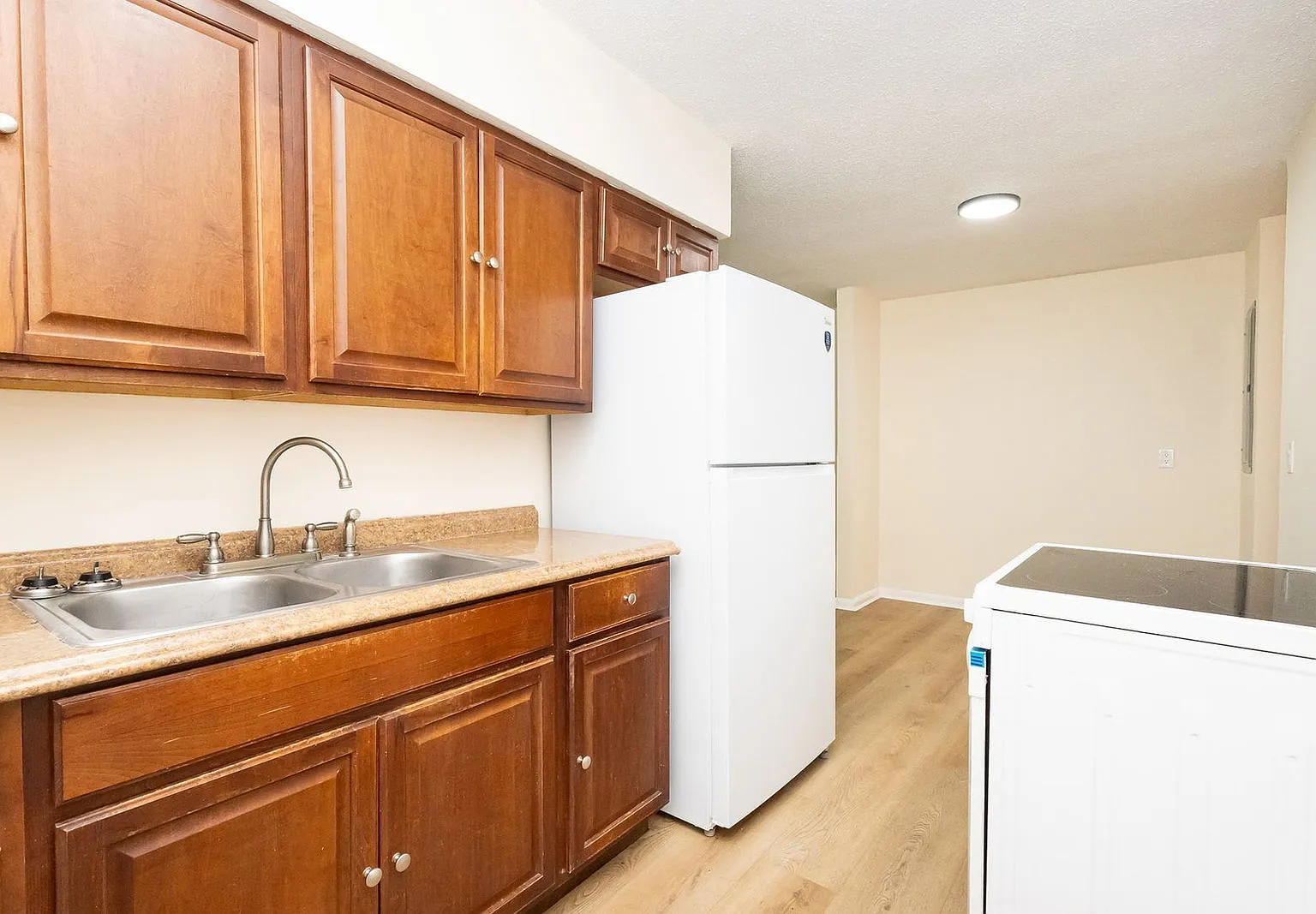 2 bed, 1.0 bath, 968 sqft, $1,150 — Photo 3