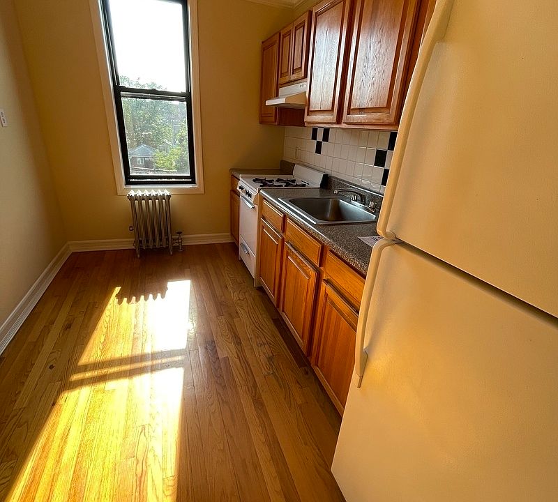 2nd image of 1576 E 19th St APT 4G
