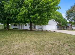 105 W Ridge Rd, Mayer, MN 55360