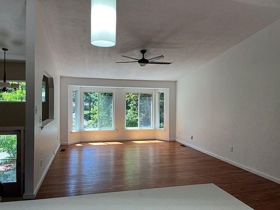 3rd image of 8913 Delores Ct NE