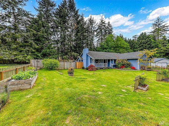 Both front and back yards are fully fenced with plenty of space for your garden. 